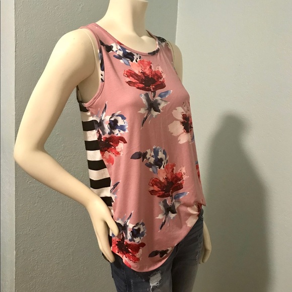 ❤️ 1 LEFT!! Floral front, striped back top - Picture 4 of 8